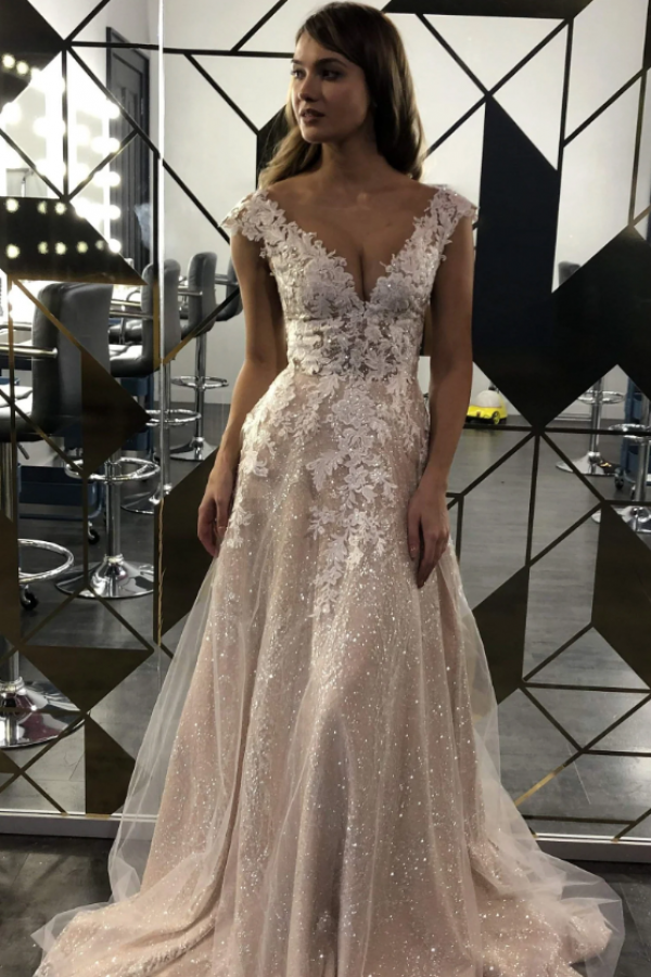 Gaun Ball Gown dengan potongan empire